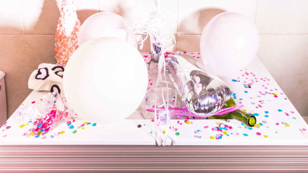 green-bottle-with-confetti-white-balloons